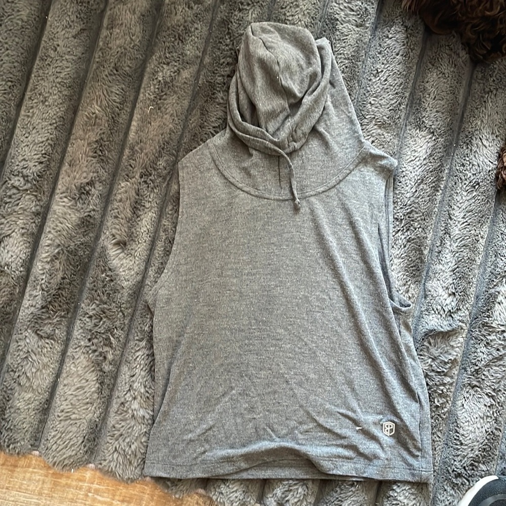 Born primitive thin, sleeveless hoodie